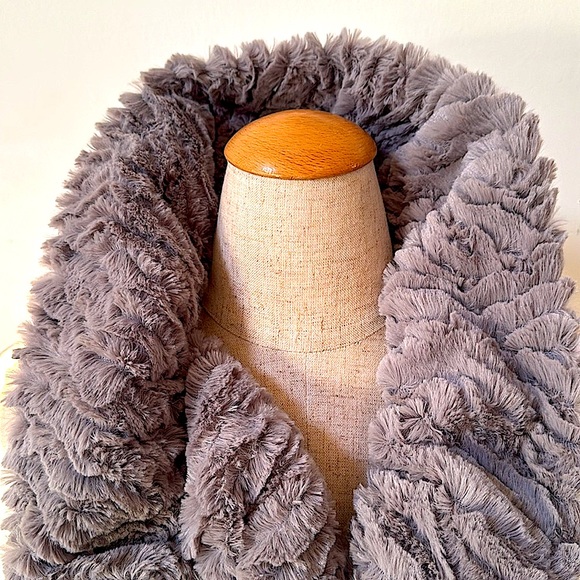 NWOT!! Faux Fur Super Soft Neck Wrap/Scarf! - Picture 2 of 7